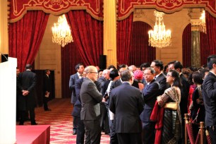 Đại sứ đặc mệnh toàn quyền Việt Nam tại Pháp, ông Nguyễn Ngọc Sơn, cùng đại sứ các nước khác trao đổi. - UGVF